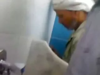 Փոքրիկ կրծքերով թխահերը փչում և փչացնում է գեղեցիկ ձագին